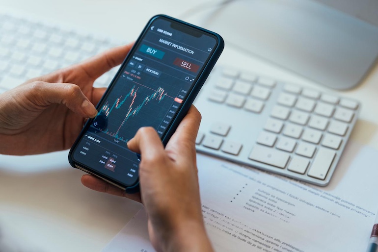 Abzinsung Auf einem Smartphone sieht man den Graphen von steigenden und fallenden Marktwerten