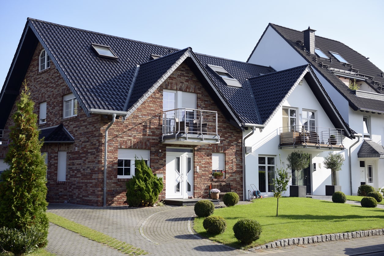 Doppelhaushälften mit unterschiedlicher Fassade