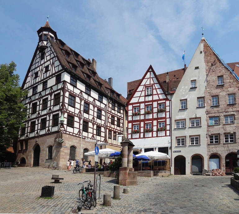 Lange Nutzungsdauer von Altbauten Fachwerkhaus, alte Häuser, Sandsteinhäuser vor einem Marktplatz