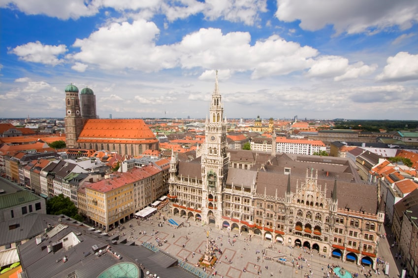 Menschen in historischer Innenstadt