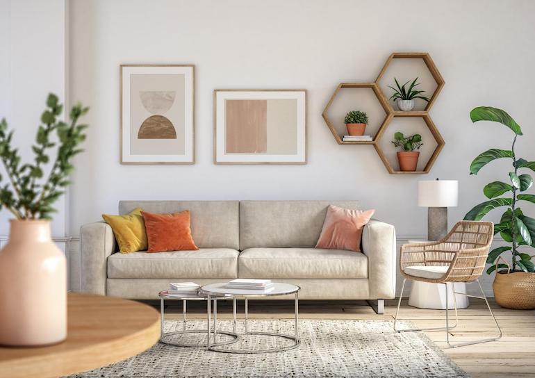 Homestaging zur optischen Wertsteigerung deiner Immobilie Minimalistisch und freundlich eingerichtetes freundliches Wohnzimmer mit Sofa und Pflanzen